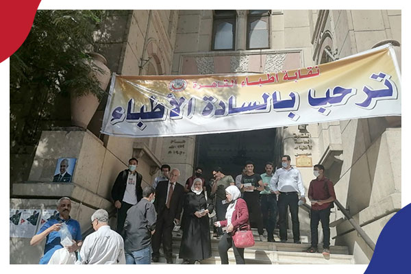 أزمات أطباء مصر تتصاعد .. 2023 سيشهد مزيدا من الاستقالات والهجرة